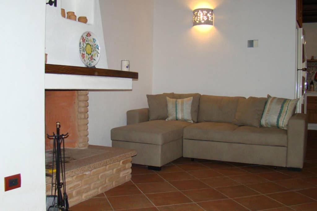 Bella Casa Con Giardino A 10 Minuti Dal Mare Apartment Aglientu Bagian luar foto